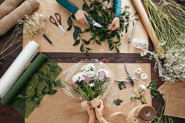 Fleuriste créant un étalage de fleurs