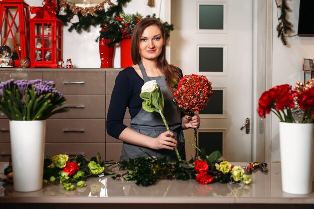 Une fleuriste crée un beau bouquet