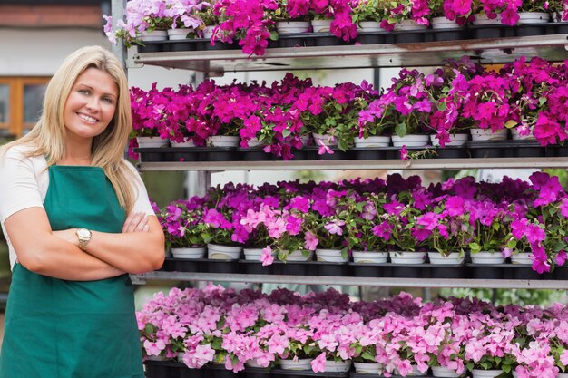 Fleuriste debout parmi les étagères