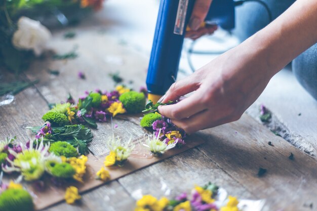 Photo fleuriste en décoration de fleurs