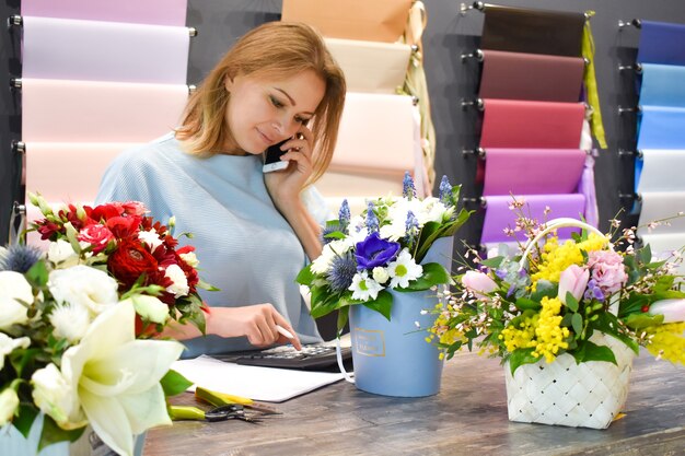 Fleuriste. faire un arrangement floral décoratif.