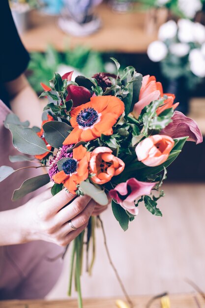 Fleuriste faisant un beau bouquet