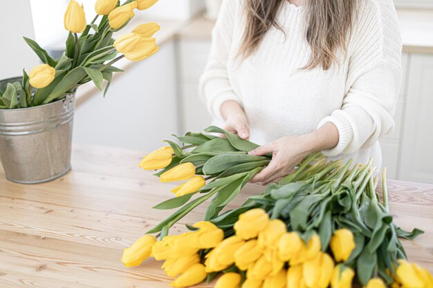 Le fleuriste fait un beau bouquet de tulipes