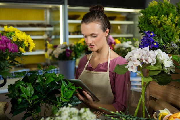 Fleuriste femelle à l'aide de tablette numérique