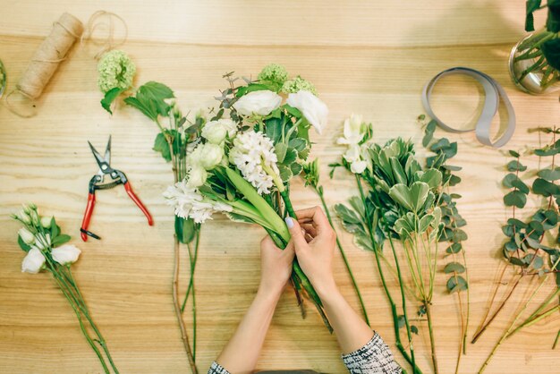 Fleuriste femelle coupe des roses avec un sécateur