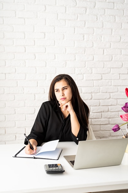 fleuriste femme affaires, écrit, dans, cahier