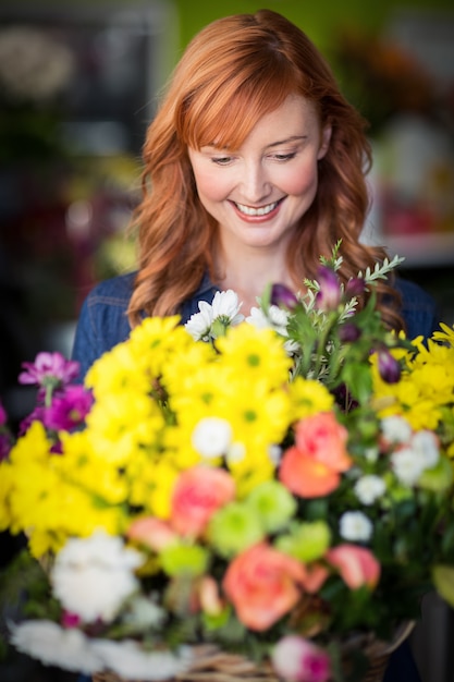 Fleuriste femme debout et souriant