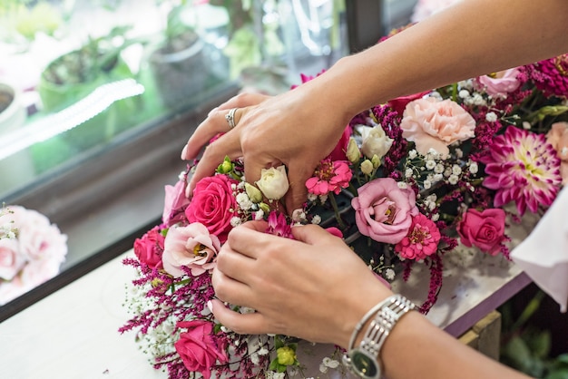 Fleuriste femme faisant beau bouquet au magasin de fleurs