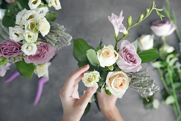 Fleuriste femme faisant beau bouquet au magasin de fleurs