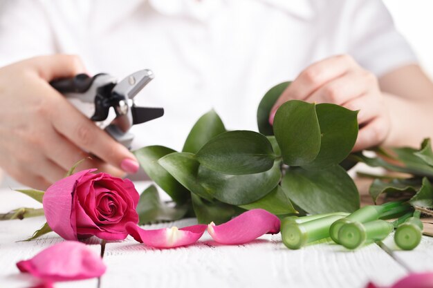 Fleuriste, femme faisant de belles compositions florales