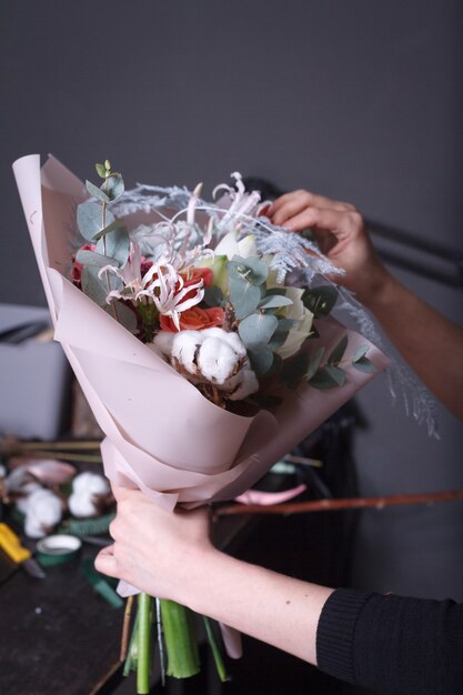 Fleuriste femme fait un bouquet