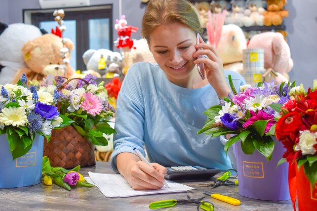 Fleuriste femme prenant une commande