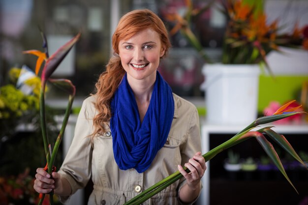 Fleuriste femme souriante organisant des fleurs