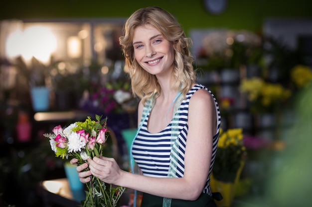 Fleuriste femme tenant un bouquet de fleurs