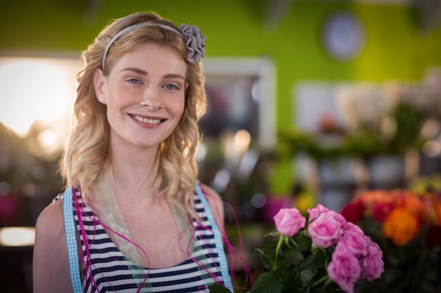 Fleuriste femme tenant un bouquet de fleurs