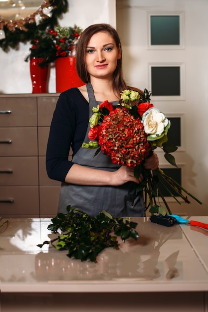 Fleuriste femme travaillant avec des fleurs