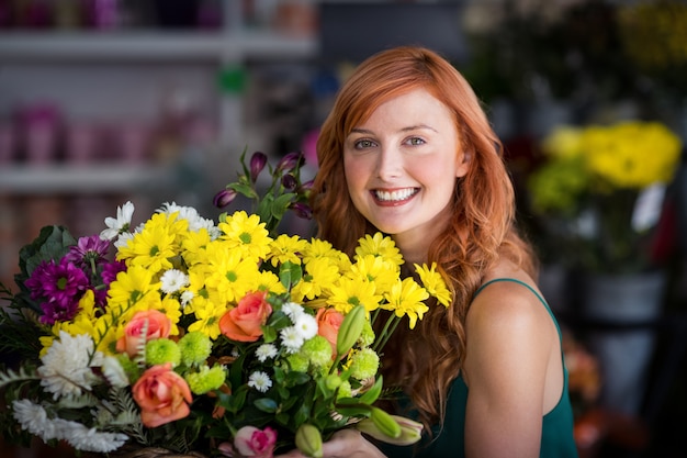 Fleuriste heureux holding bouquet de fleurs