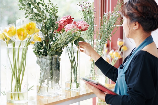 Fleuriste montrant des fleurs pour bouquet