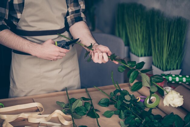 Fleuriste posant dans son magasin de fleurs