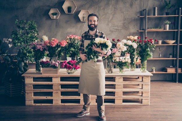 Fleuriste posant dans son magasin de fleurs