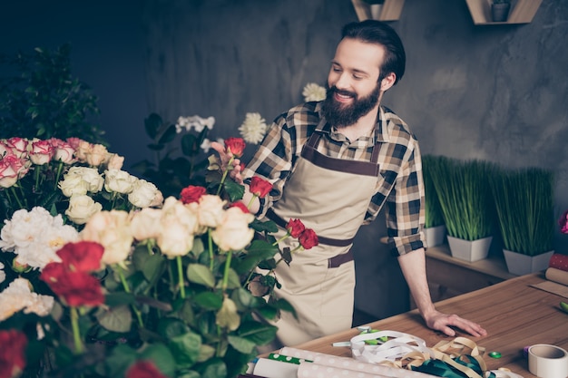 Fleuriste posant dans son magasin de fleurs