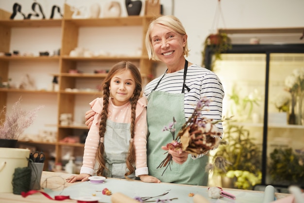 Fleuriste posant avec petite fille