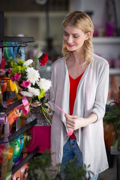 Fleuriste préparant un bouquet de fleurs