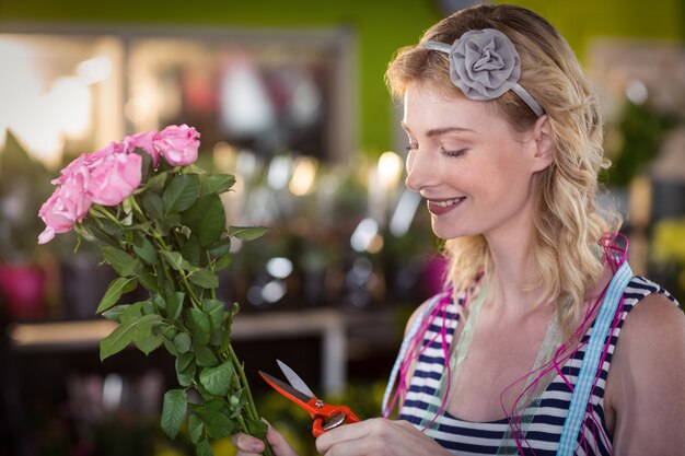 Fleuriste préparant un bouquet de fleurs