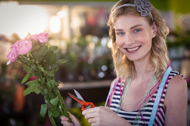 Fleuriste préparant un bouquet de fleurs