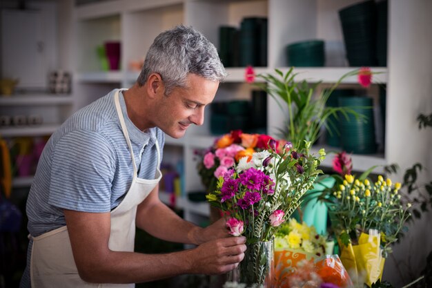 Fleuriste prépare un bouquet de fleurs