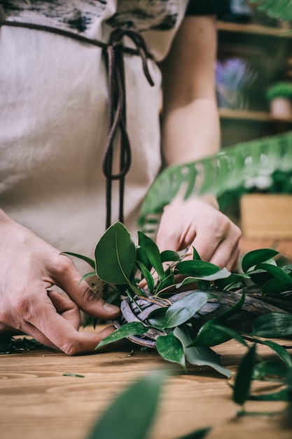 Fleuriste de récolte créant une couronne rustique