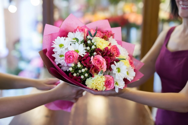 Le fleuriste remettra au client un beau bouquet de fleurs