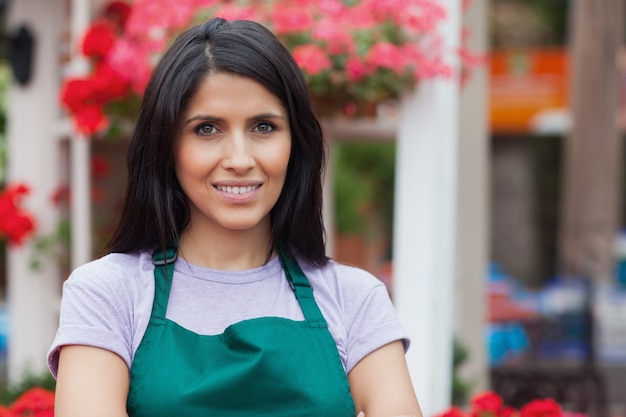 Fleuriste souriant dans le centre du jardin