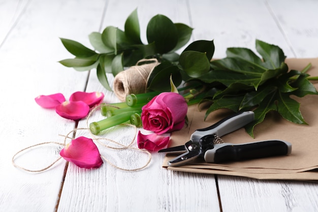 Fleuriste sur table en bois blanc avec espace copie