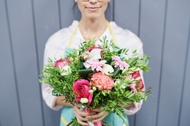 Fleuriste tenant le bouquet