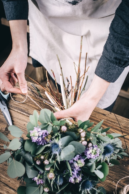 Photo fleuriste travaillant dans un magasin de fleurs moderne