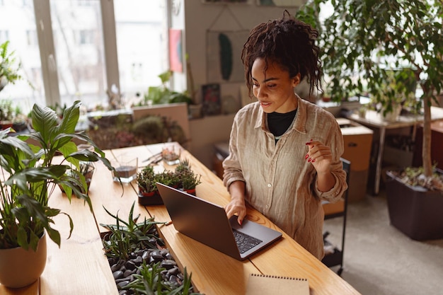 Fleuriste travaillant avec succès dans son propre studio floral, vérifier la commande des clients