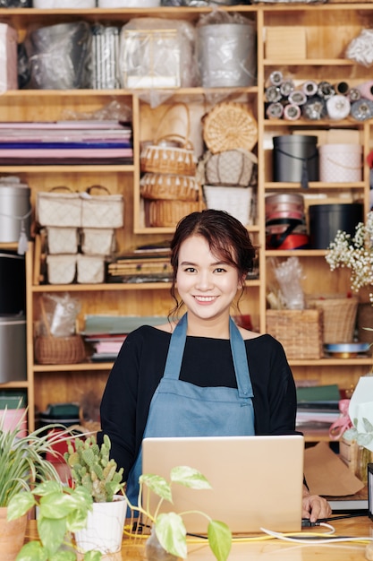 Fleuriste vérifiant les commandes en ligne