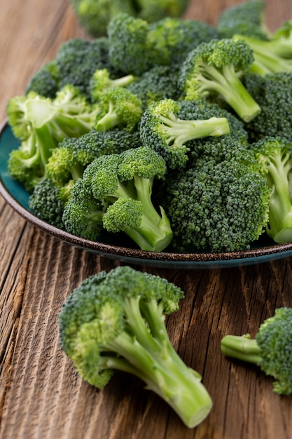 Photo fleurons de brocoli cru biologique vert sain prêt pour la cuisson