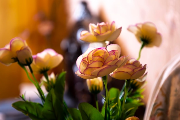 Fleurs artificielles dans la chambre sur le fond du lit confort à la maison