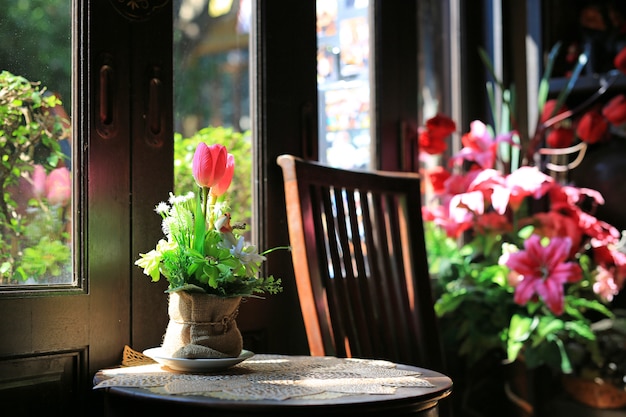 Fleurs artificielles dans un vase de sac brun sur la table