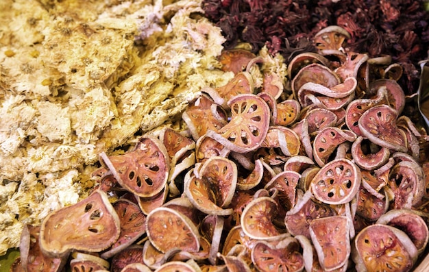 Fleurs de bael roselle et fleur de chrysanthème séchées pour faire des boissons chaudes saines