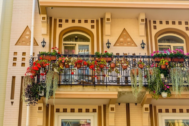 Fleurs sur un balcon de l'immeuble résidentiel