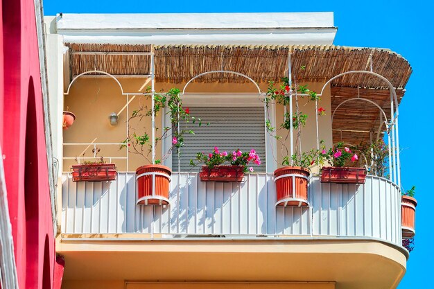 Fleurs sur le balcon d'une maison sur l'île de Capri, Italie