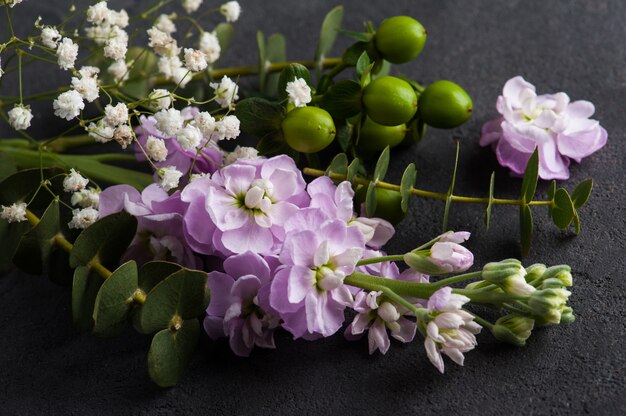 Fleurs sur béton rustique