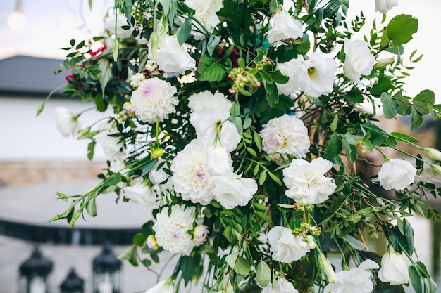 Fleurs blanches comme décorations Beaux détails au mariage Bouquets élégants