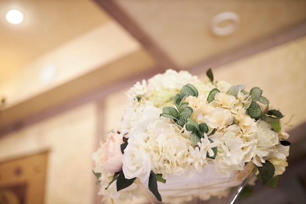 Photo fleurs blanches décorant la table des jeunes mariés le travail des fleuristes