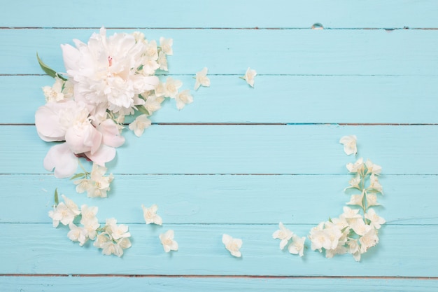 fleurs blanches sur fond en bois blanc