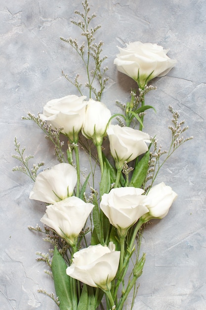 Photo fleurs blanches sur une vue de dessus de fond gris