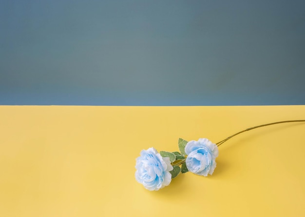 Fleurs bleues sur fond bleu jaune pour le conflit de texte en Ukraine